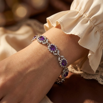 Pulseira floral de ametista e prata da Rose & Oliver, com detalhes delicados de flores e pedras roxas brilhantes.