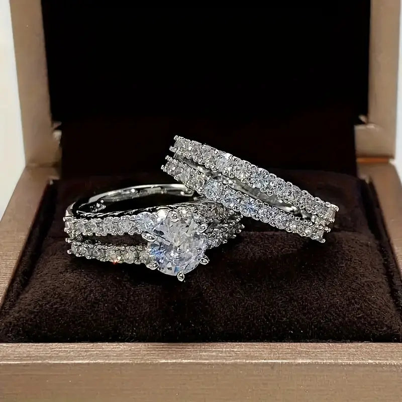 Etern Radiance-Ring-Set von Rose & Oliver, Goldschmuck mit feinem Design und glänzendem Finish, für eleganten Gebrauch.