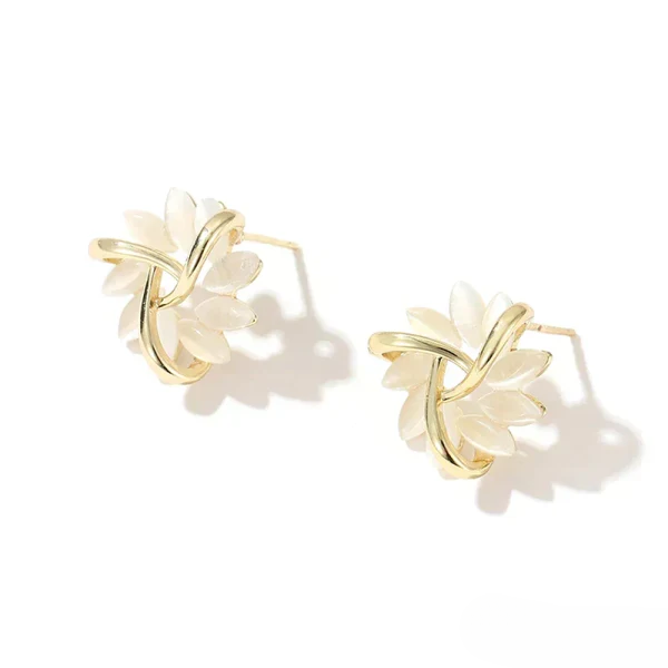 Brincos de ouro rosa com pétalas de opala em formato de círculo, elegantes e delicados, da coleção Sienna™ da Rose & Oliver