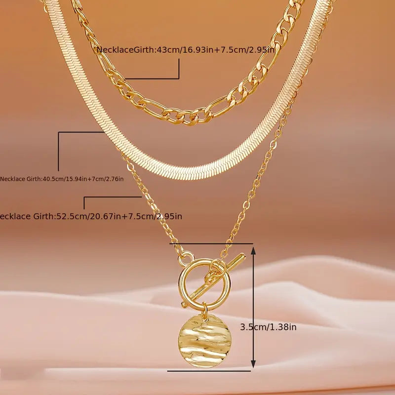 Colar dourado Rose & Oliver Savira com camadas texturizadas e moedas, estilo elegante e moderno para acessórios femininos.