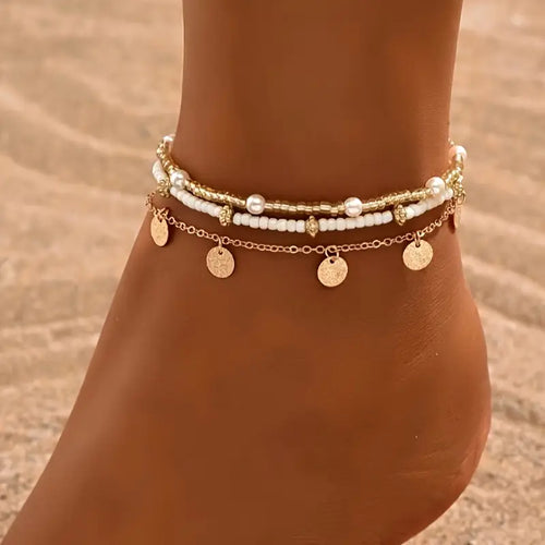 Set aus 3 goldenen Knöchelarmbändern von Rose & Oliver, mit zarten Schichten und eleganten Details, für ein elegantes Erscheinungsbild.