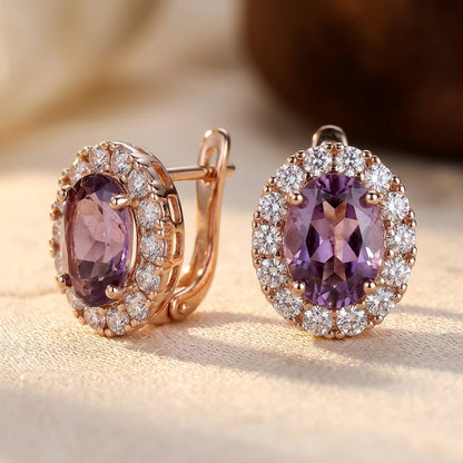 Brincos de ouro com ametista em halo, estilo elegante, da marca Rose & Oliver, com pedras violetas e acabamento dourado brilhante.