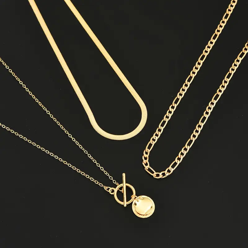 Colar dourado em camadas com textura de moedas, estilo sofisticado, da marca Rose & Oliver.