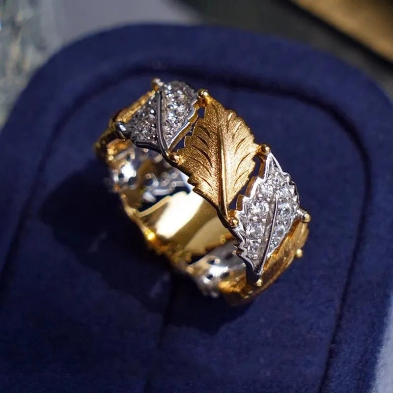 Anel ajustável Rose & Oliver com acabamento em folha de ouro e prata, detalhes pavê em design elegante e sofisticado.