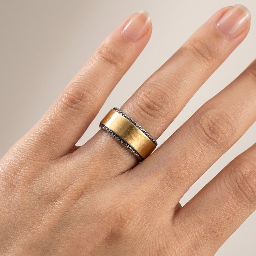 Rustikales handgefertigtes zweifarbiges einstellbares Ring von Rose & Oliver mit gealterter Metalloberfläche und strukturierten Details.