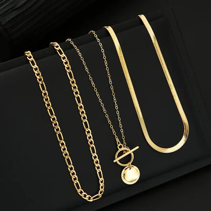 Colar dourado Savira Texturizado de moedas em camadas da Rose & Oliver, com detalhes elegantes e design moderno.