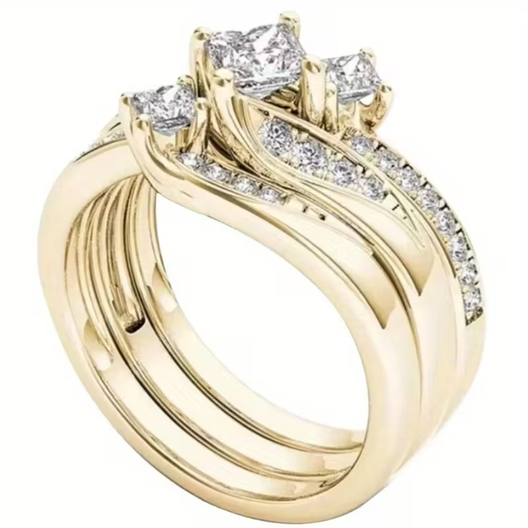 Ring Rose & Oliver mit Prinzess-Schliff, dreifacher Steinhalo aus glänzenden Steinen, silbernes Finish, zeigt elegante und raffinierte Details.