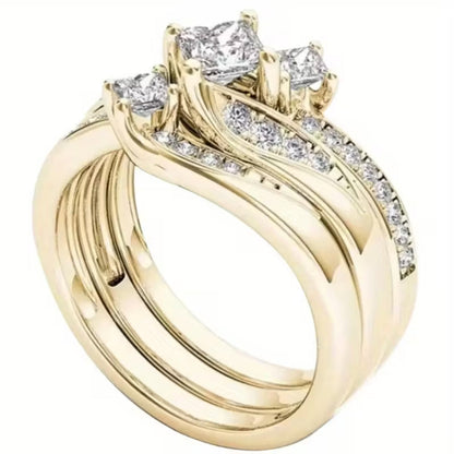 Ring Rose & Oliver mit Prinzess-Schliff, dreifacher Steinhalo aus glänzenden Steinen, silbernes Finish, zeigt elegante und raffinierte Details.
