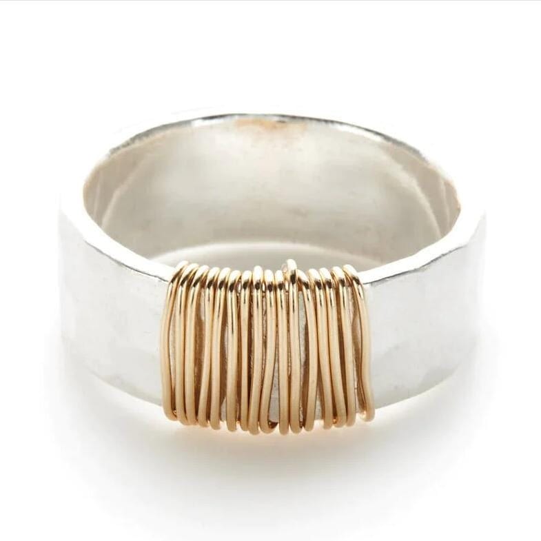 Handgefertigter Ring aus Silber mit spiralförmigen Details von Rose & Oliver, mit zartem Design und polierter Oberfläche.