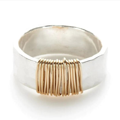 Handgefertigter Ring aus Silber mit spiralförmigen Details von Rose & Oliver, mit zartem Design und polierter Oberfläche.