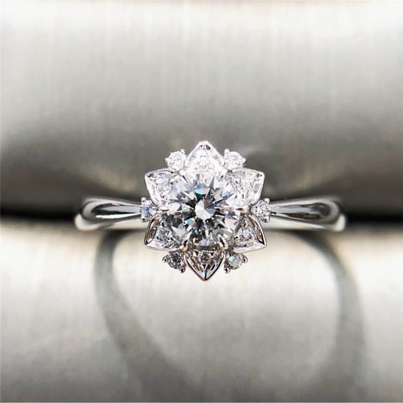 Silberring mit Zirkonium-Details in Lotusform, zarter Glanz, Marke Rose & Oliver.