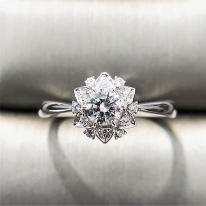 Silberring mit Zirkonium-Details in Lotusform, zarter Glanz, Marke Rose & Oliver.