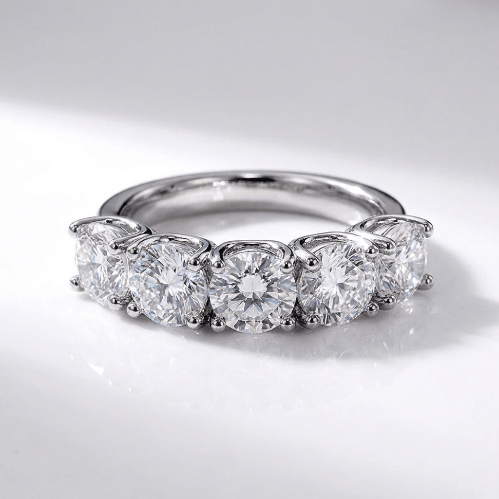 Silberner Ring Rose & Oliver mit fünf glänzenden runden Diamanten und eleganten Details am Stück.
