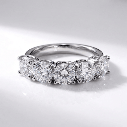 Silberner Ring Rose & Oliver mit fünf glänzenden runden Diamanten und eleganten Details am Stück.