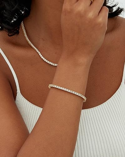 Goldenes Tennisarmband von Rose & Oliver mit glänzenden Details und Goldfinish, ideal für elegante Accessoires.