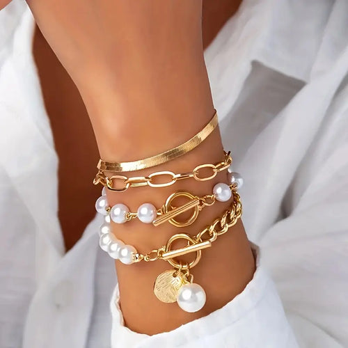Set aus 4 goldenen Armbändern von Rose & Oliver mit Ketten, Perlen und schlangenförmigen Details.