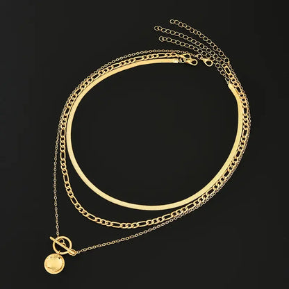 Colar dourado Rose & Oliver Savira com camadas texturizadas e detalhes de moedas em destaque.