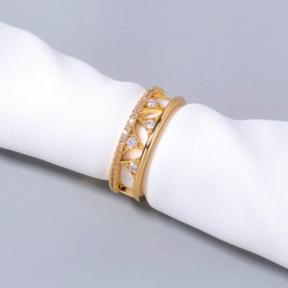 Anel ajustável Rose & Oliver com faixa dourada e detalhes de cristais, design elegante e delicado para ocasiões especiais.