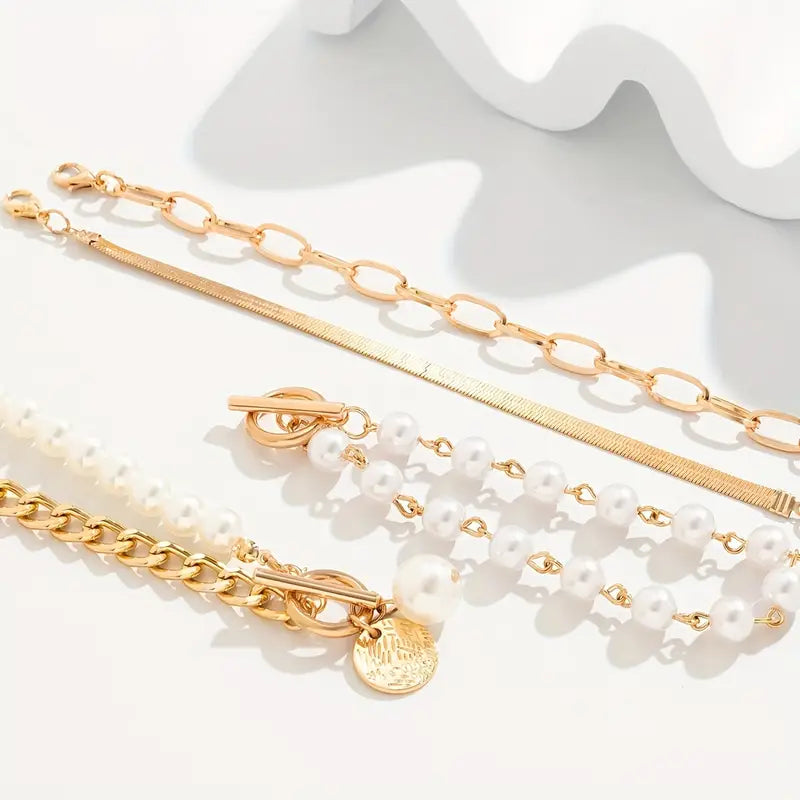 Set aus 4 goldenen Armbändern von Rose & Oliver mit Schlangen-, Perlen- und Gliederdetails, elegantem und modernem Stil.