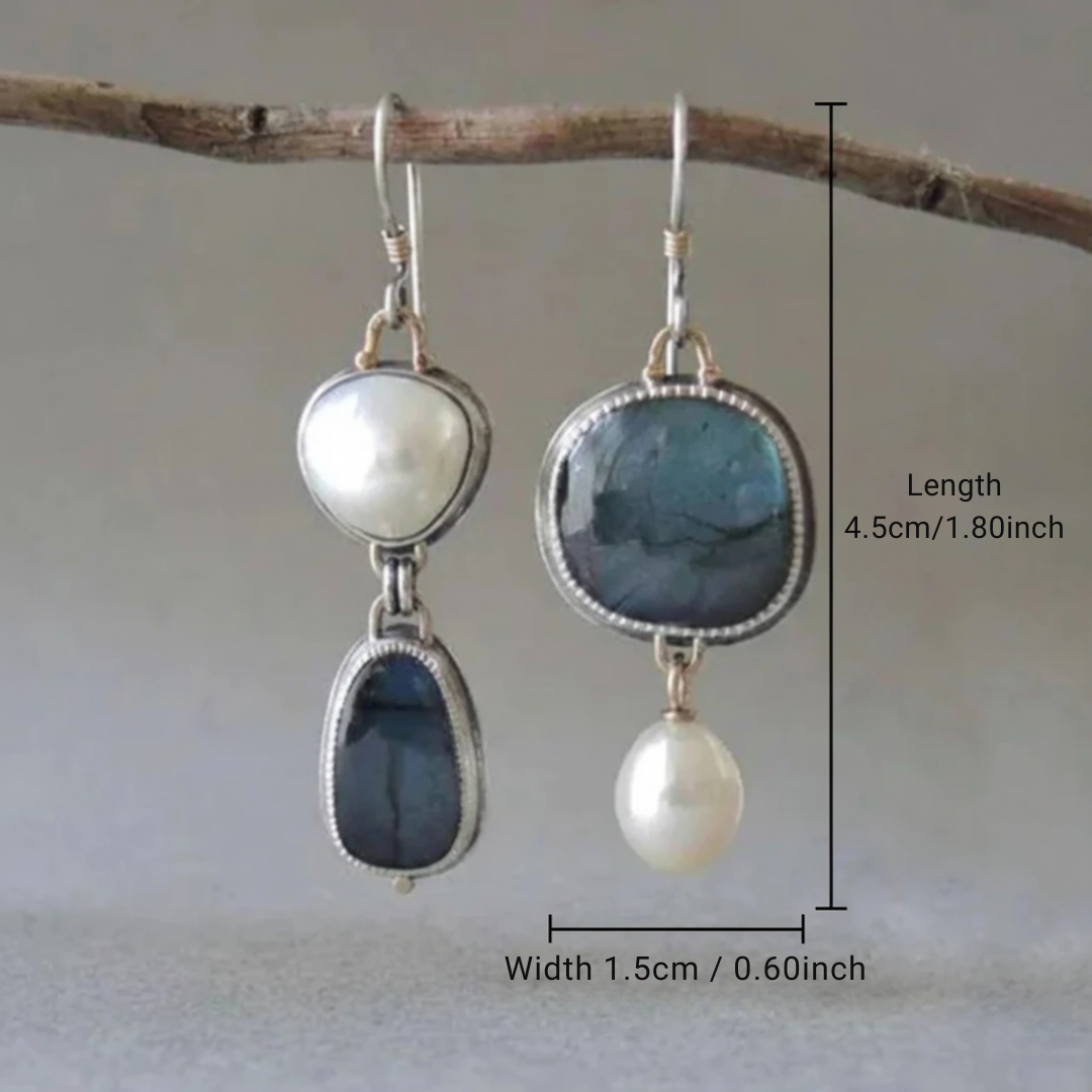 Vintage-Ohrringe mit blauem Stein und Perlen, elegante Accessoires der Marke Rose & Oliver in detaillierter Darstellung.