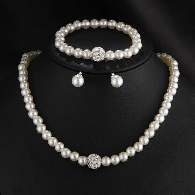 Rose & Oliver Schmuckset mit Halskette und Ohrstecken aus Imitationsperlen für die Hochzeit, elegant und feminin.