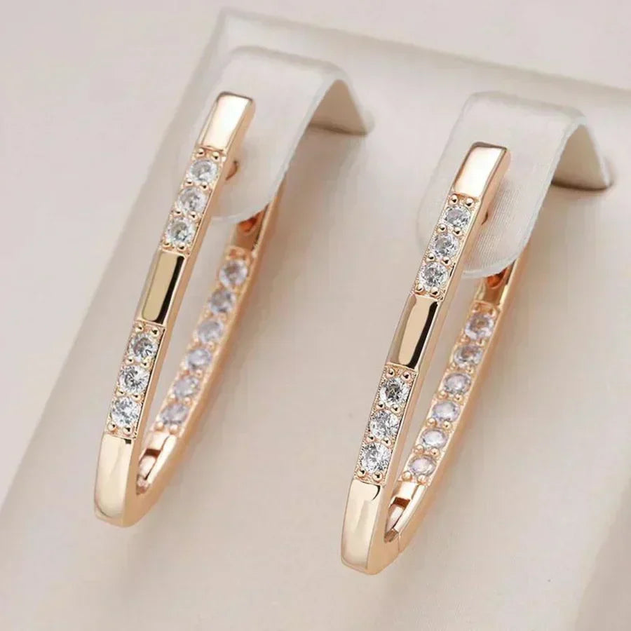 Zirkonia-Ohrstecker von Rose & Oliver mit glänzenden Details und silberfarbenem Finish, präsentiert auf neutralem Hintergrund.