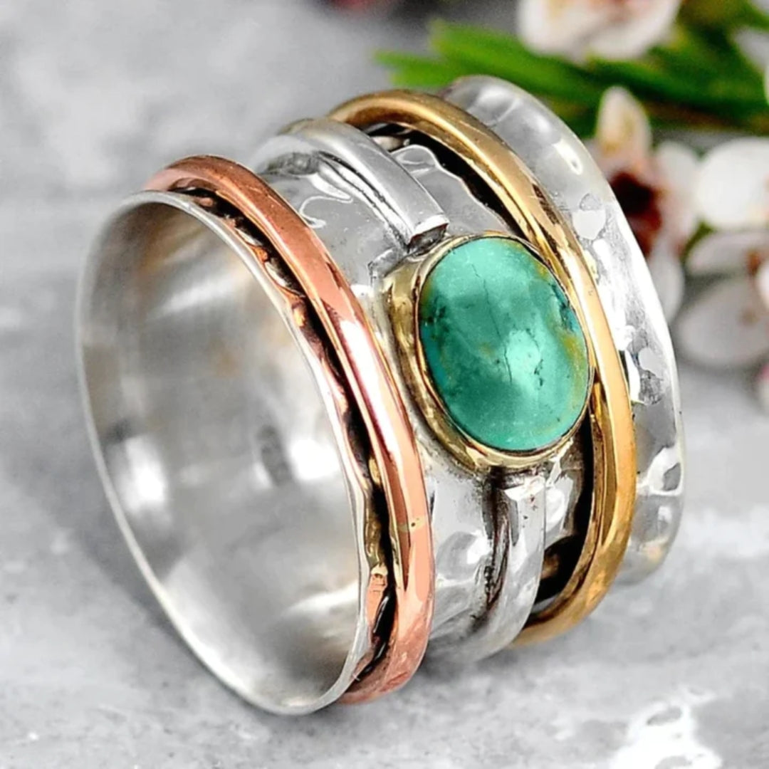 Anel Rose & Oliver com detalhes em acabamento em prata, ouro e ouro rosé, com destaque para o design de bezel.