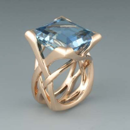 Vintage-Ring Rose & Oliver mit blauer Zirkonia und Rosé-Finish, elegante und zarte Details in Roségold.