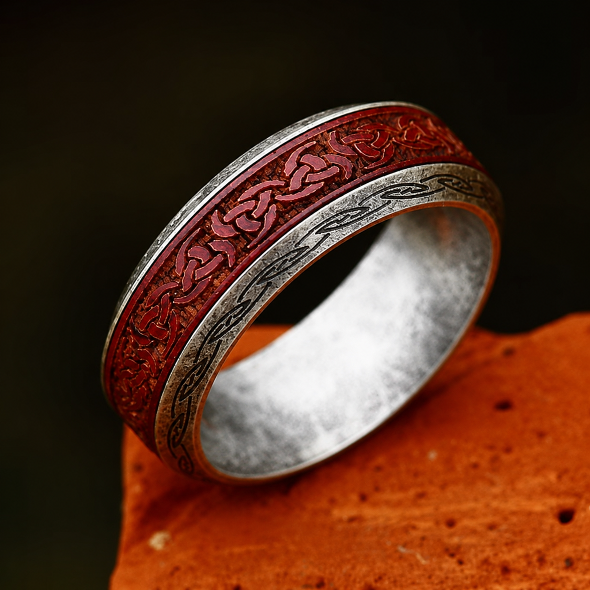 Ring Celtic Red Legacy von Rose & Oliver, mit komplexem Design in Silber mit roten Details, den Ring im Fokus zeigend.