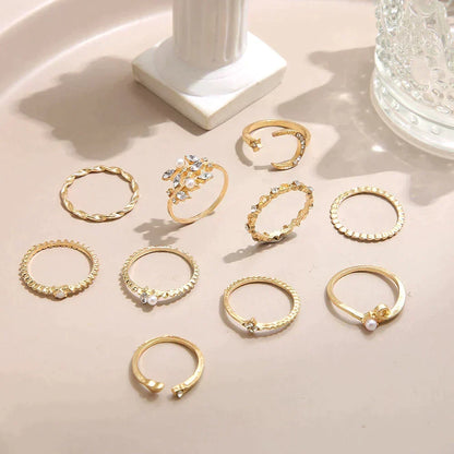 Set aus 10 Boho-Ringen in Silber und Gold von Rose & Oliver, vintage Schmuckset für Finger mit Monddetails.