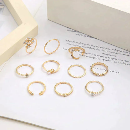 Set aus 10 Boho-Ringen in Silber und Gold, vintage Schmuck für Frauen, mit Monddetails und elegantem Design.
