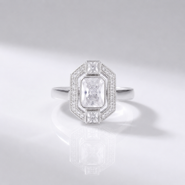 Anel vintage Diamond Square da Rose & Oliver com detalhes de diamantes e acabamento clássico, em prata ou ouro.