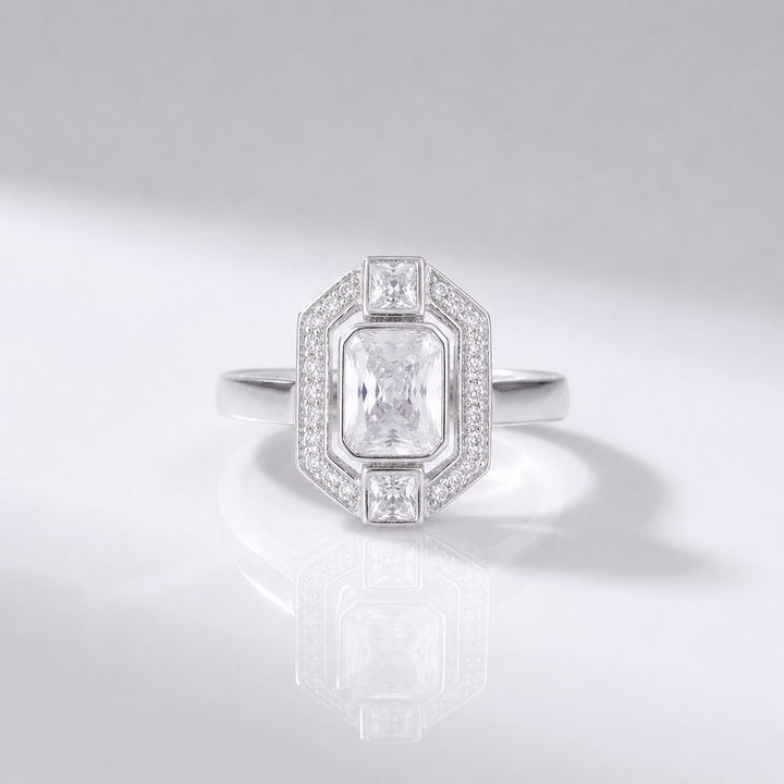 Anel vintage Diamond Square da Rose & Oliver com detalhes de diamantes e acabamento clássico, em prata ou ouro.