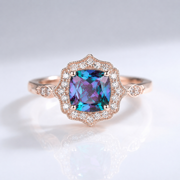 Anel de ouro rosé com halo de esmeralda da Rose & Oliver, detalhes brilhantes e acabamento elegante.
