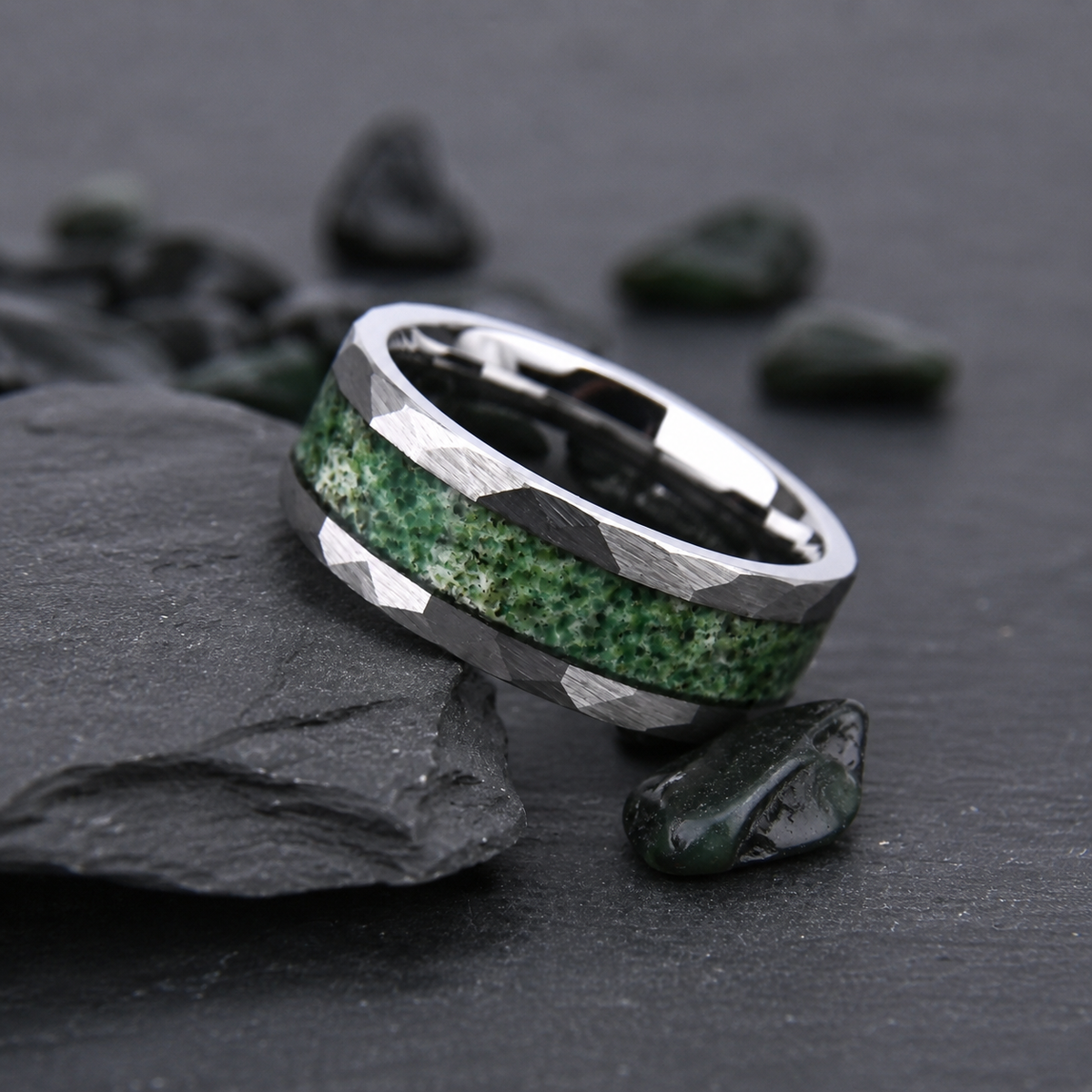 Ring Rose & Oliver Evergreen Stone, Ring mit grünem Stein und elegantem Finish, im Bild hervorgehoben.