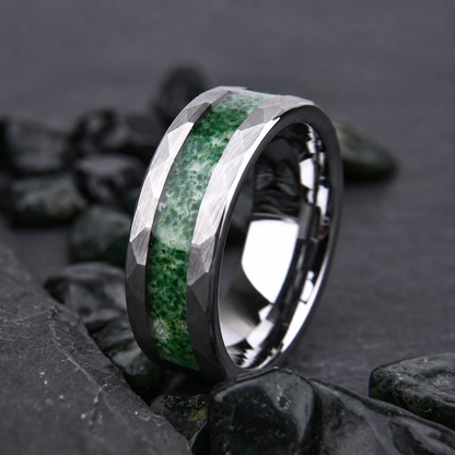 Evergreen-Steinring von Rose & Oliver, mit elegantem Design aus Metall und grünem Stein, auf neutralem Hintergrund.