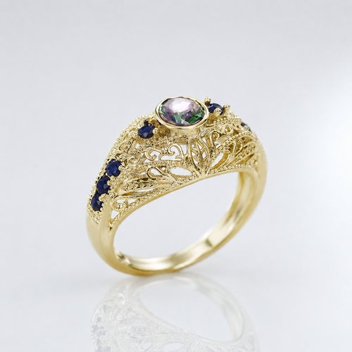 Anel vintage Rose & Oliver com ouro, opala azul e safira, detalhes elegantes e acabamento refinado.