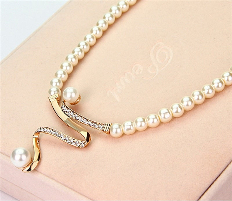 Set aus natürlichen Perlenohrringen und Halskette von Rose & Oliver, mit weißen Perlen und elegantem Finish