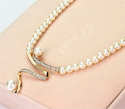 Set aus natürlichen Perlenohrringen und Halskette von Rose & Oliver, mit weißen Perlen und elegantem Finish