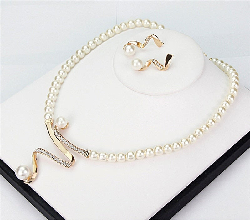Ohrring- und Halskettenset aus natürlichen Perlen von Rose & Oliver, elegante Stücke mit weißen Perlen und edlem Finish.