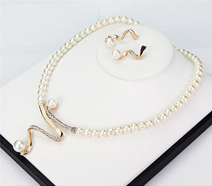 Ohrring- und Halskettenset aus natürlichen Perlen von Rose & Oliver, elegante Stücke mit weißen Perlen und edlem Finish.