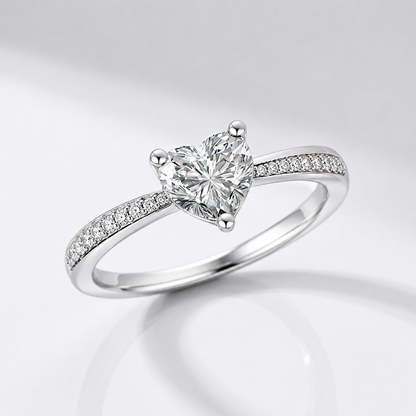 Anel Heart Zirconia em prata com pavê, da marca Rose & Oliver, com detalhe de coração brilhante e acabamento elegante.