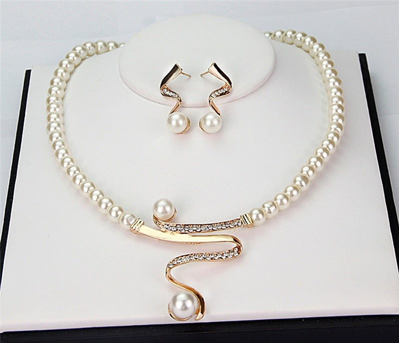 Set aus natürlichen Perlen-Ohrringen und Halskette von Rose & Oliver, Ohrringe mit weißen Perlen und eleganten Details.