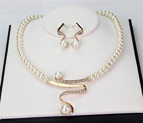Set aus natürlichen Perlen-Ohrringen und Halskette von Rose & Oliver, Ohrringe mit weißen Perlen und eleganten Details.