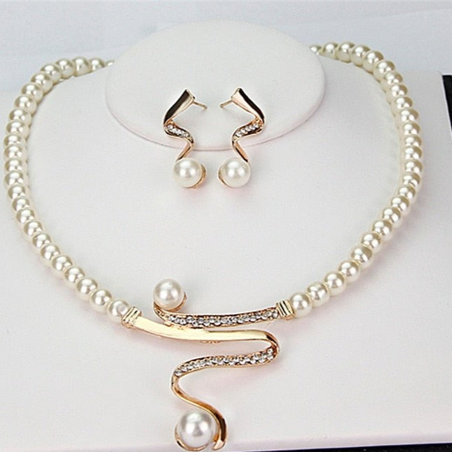 Set aus natürlichen Perlen-Ohrringen und -Halskette von Rose & Oliver, elegante Ohrringe mit weißen Perlen.
