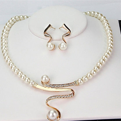 Set aus natürlichen Perlen-Ohrringen und -Halskette von Rose & Oliver, elegante Ohrringe mit weißen Perlen.
