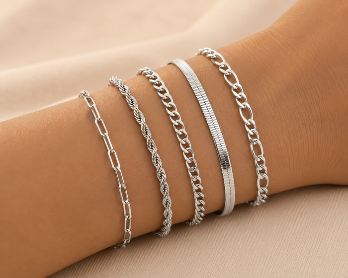 Conjunto de pulseiras Ellis™ em ouro da marca Rose & Oliver, com detalhes elegantes e acabamento brilhante.