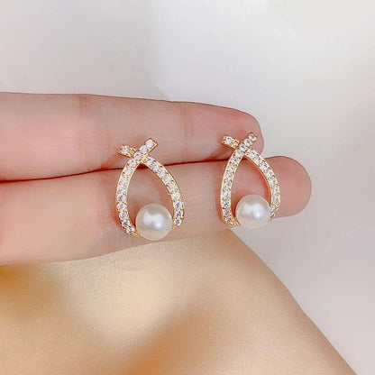 Perlenohrringe mit Glitzer von Rose & Oliver, elegante Ohrringe mit glänzenden Kristalldetails.