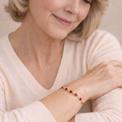 Armband Ophelyra Garnetelle von Rose & Oliver mit goldener Verarbeitung, eleganten Details und verstellbarem Verschluss.