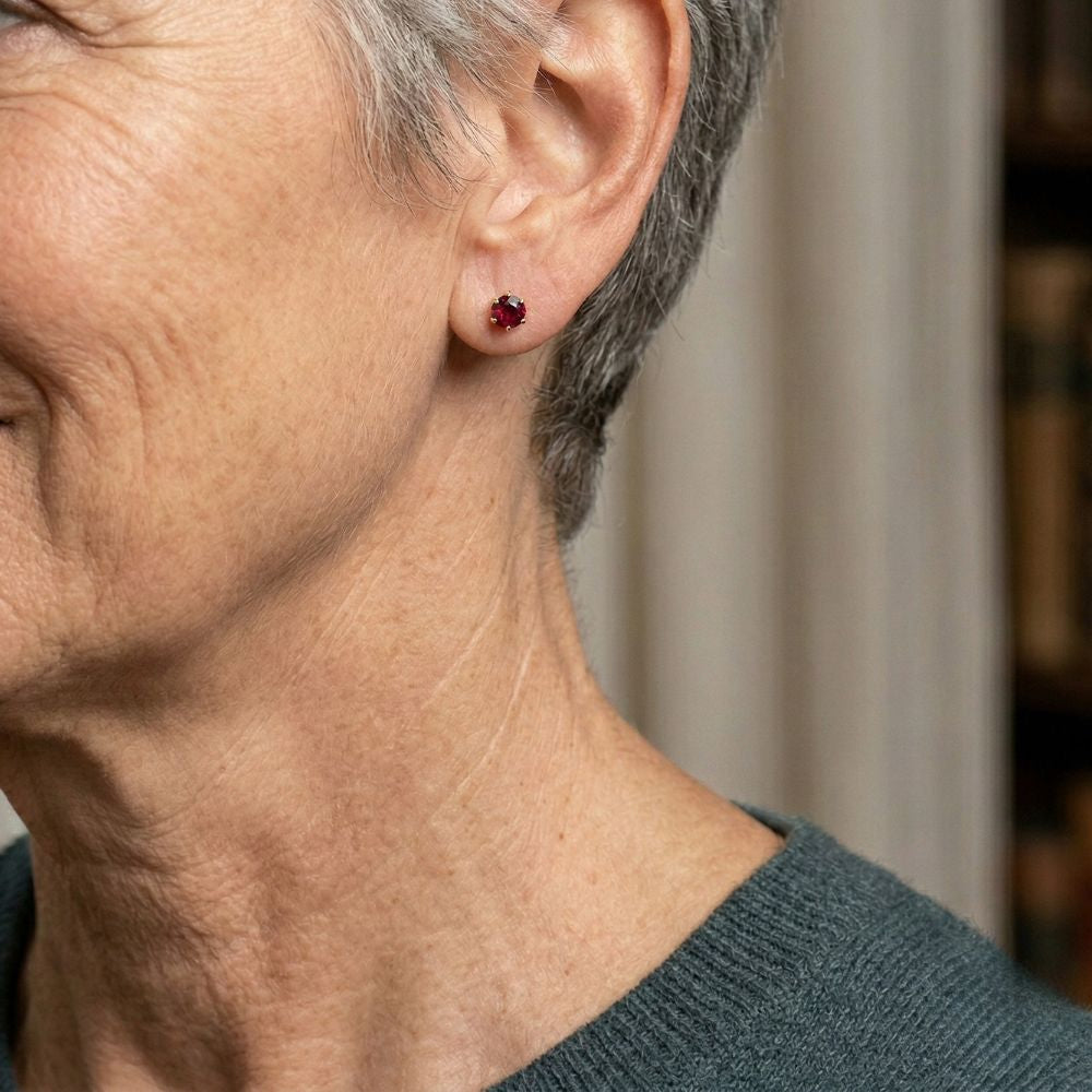 Runde Creolen aus Rubin von der Marke Rose & Oliver, zarter Ohrschmuck mit Edelsteinen.